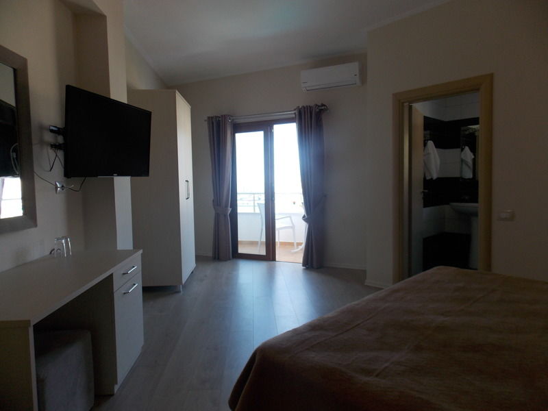 Hotel Mediterrane Sarandë 外观 照片
